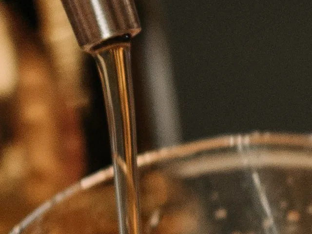 Kézműves sörfőzde belső tere, hagyományos sörfőzési technológiával