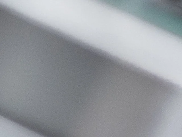 Sörök palackozása és lezárása egy sörfőzde palackozó üzemrészében